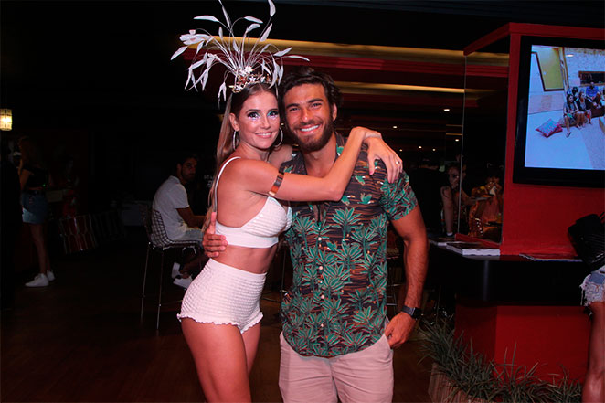 Deborah Secco dá beijão no marido em camarote no Rio