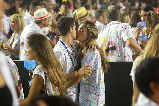 Enzo Celulari troca beijos com a namorada na Sapucaí