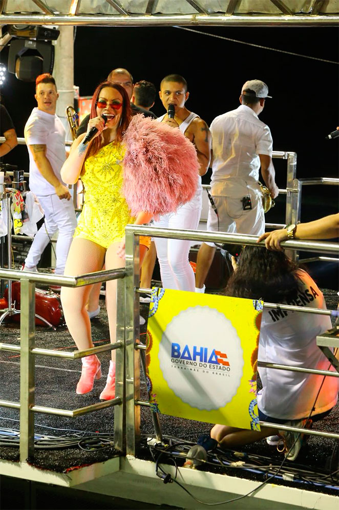 Estilosa, Solange Almeida propõe brinde aos fãs no Carnaval da Bahia