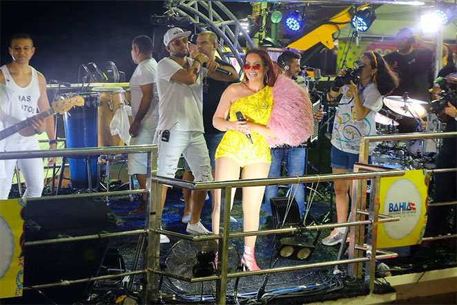 Estilosa, Solange Almeida propõe brinde aos fãs no Carnaval da Bahia