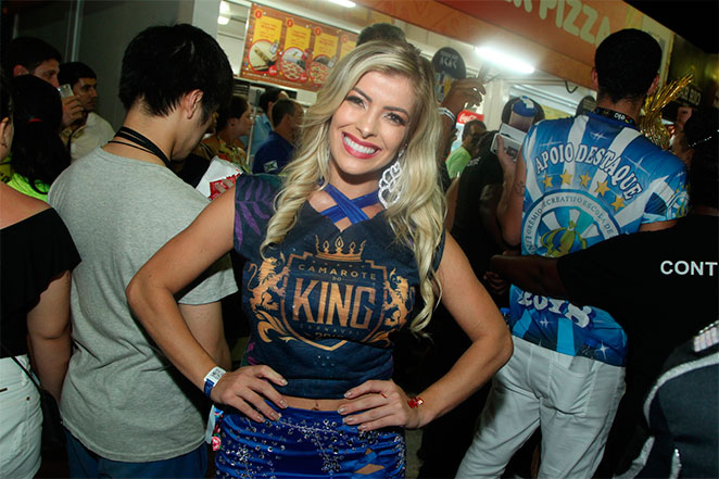 Ex-BBB Jaqueline assiste desfile na Sapucaí