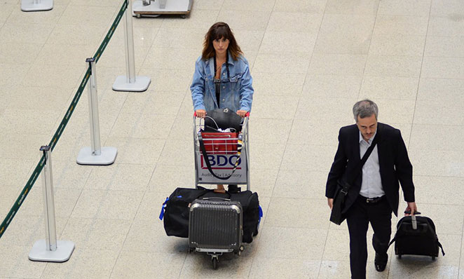 Com look moderno, Fernanda Paes Leme embarca em aeroporto