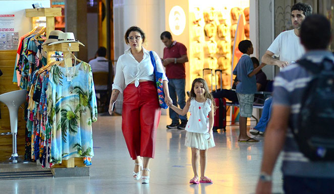 Com look moderno, Fernanda Paes Leme embarca em aeroporto