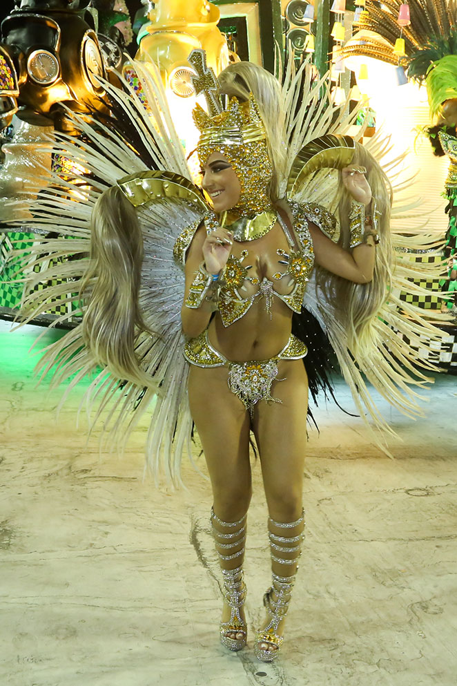 Fernanda Souza curte Carnaval no Rio