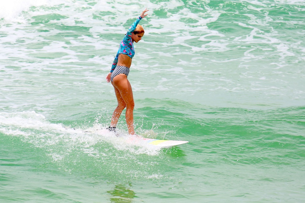 Isabella Santoni mostra talento para o surfe no Rio de Janeiro