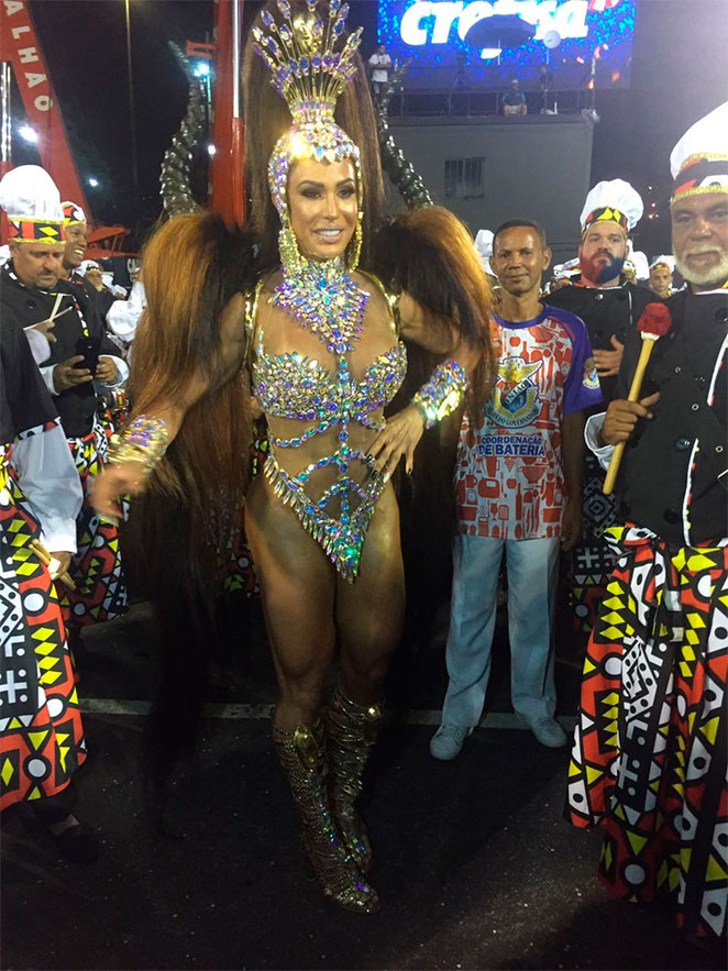 Gracyanne Barbosa arrasa como rainha de bateria