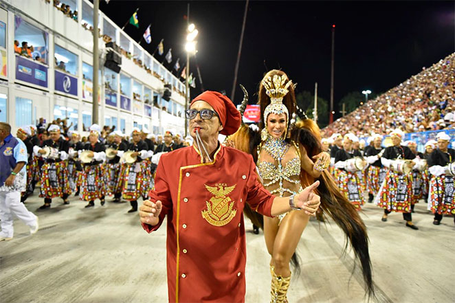 Gracyanne Barbosa arrasa como rainha de bateria