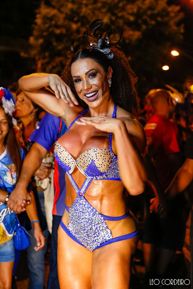 Gracyanne Barbosa exibe corpão no samba