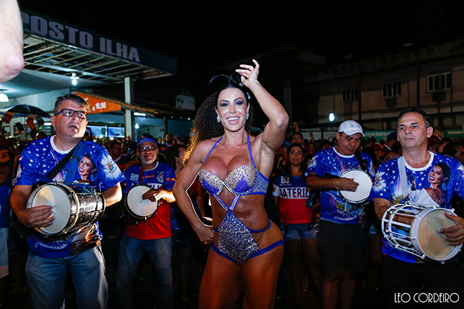 Gracyanne Barbosa exibe corpão no samba