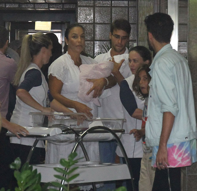 Ivete Sangalo acena para fotógrafos ao deixar maternidade