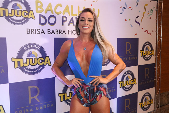 Juju Salimeni aposta em look ousado para curtir evento