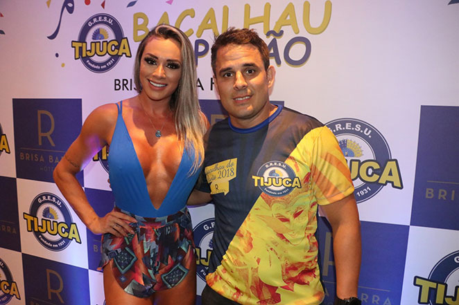 Juju Salimeni aposta em look ousado para curtir evento