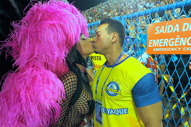 Juju Salimeni ganha beijo de boa sorte do maridão na Sapucaí