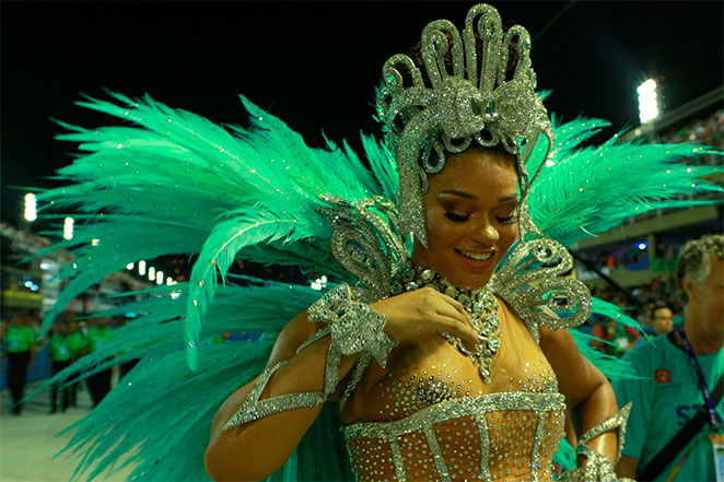 Juliana Alves mostra samba no pé na Marquês de Sapucaí