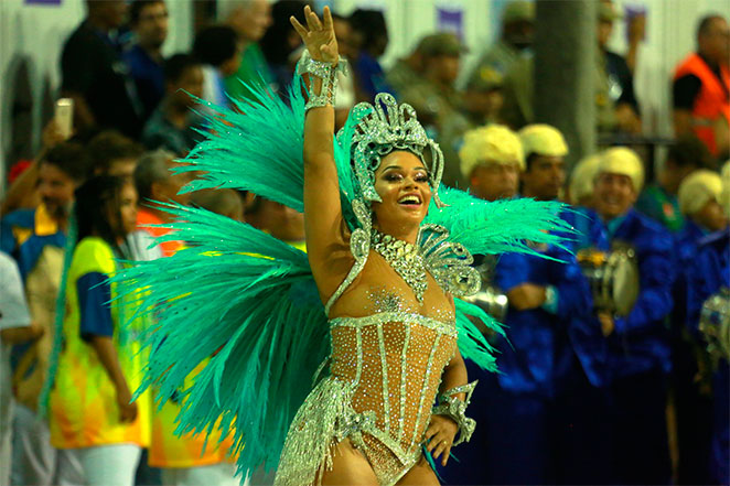 Juliana Alves mostra samba no pé na Marquês de Sapucaí