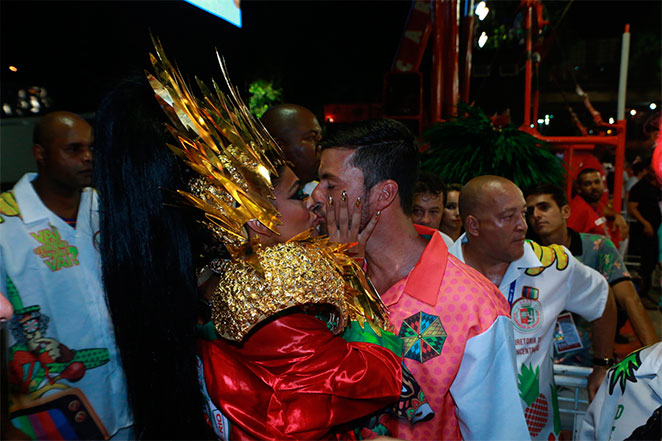 Juliana Paes dá beijão no marido antes de desfilar