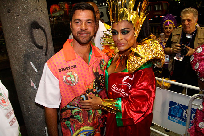 Juliana Paes dá beijão no marido antes de desfilar