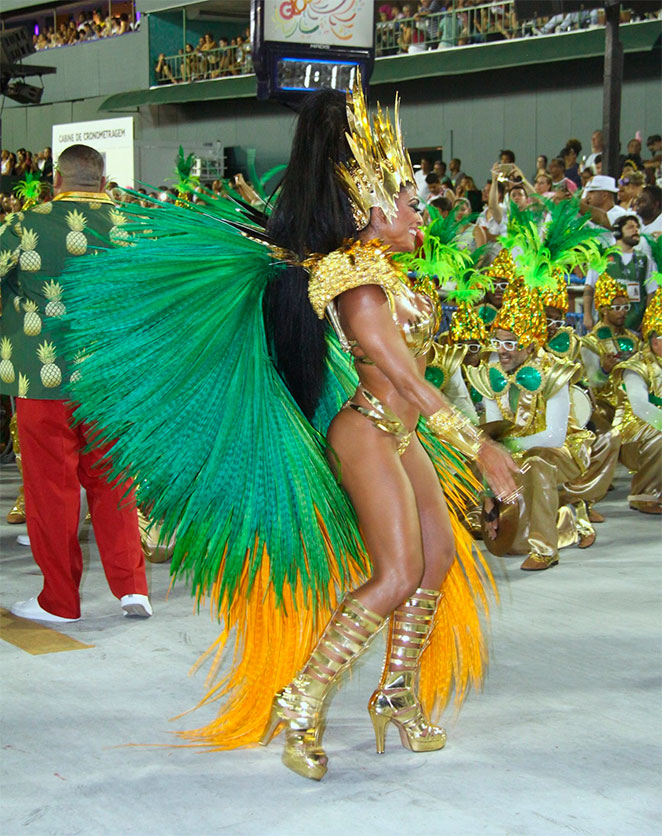 Juliana Paes mostra samba no pé na Grande Rio