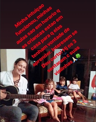 Luana Piovani faz aula de violão com os filhos e web se derrete