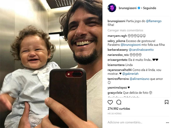 Com lindo sorriso, Madalena rouba a cena em foto do pai