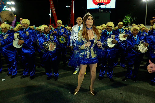 Marisa Orth desfila como ‘Magda’ na Unidos da Tijuca