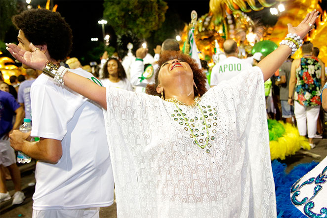 Mulher de Arlindo Cruz desfila emocionada no Império Serrano