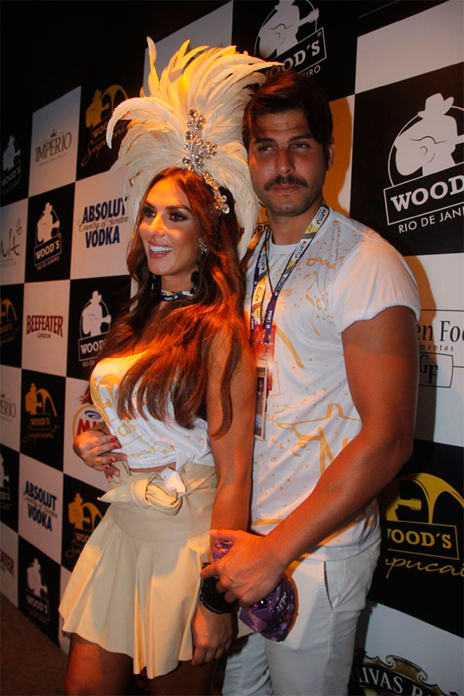 Nicole Bahls troca beijos com o noivo no Carnaval do Rio