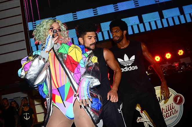 Pabllo Vittar faz show de encerramento em navio