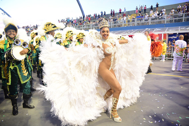 Pâmella Gomes arrasa em desfile da Tom Maior