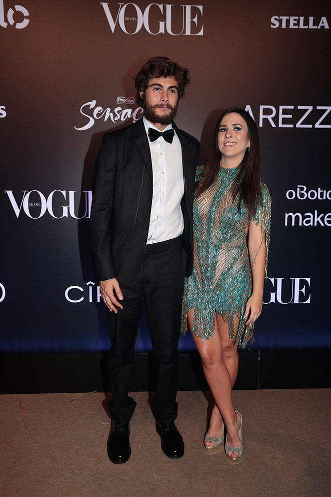 Rafael Vitti e Tatá Werneck dão beijaço no Baile da Vogue