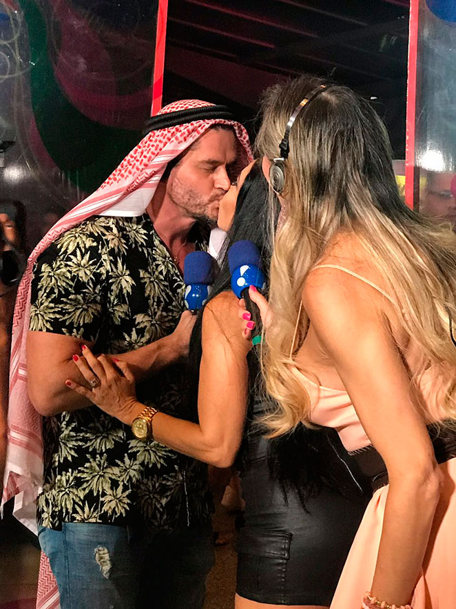 Rei do selinho! Marcos Harter beija mais uma vez no Carnaval