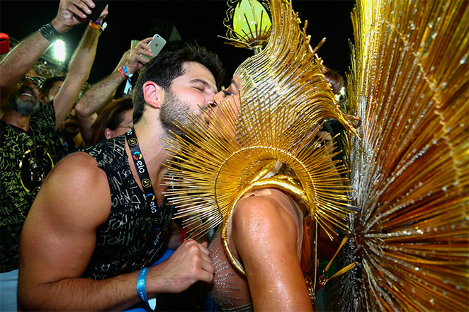 Sabrina Sato beija Duda Naglé durante desfile da Vila Isabel