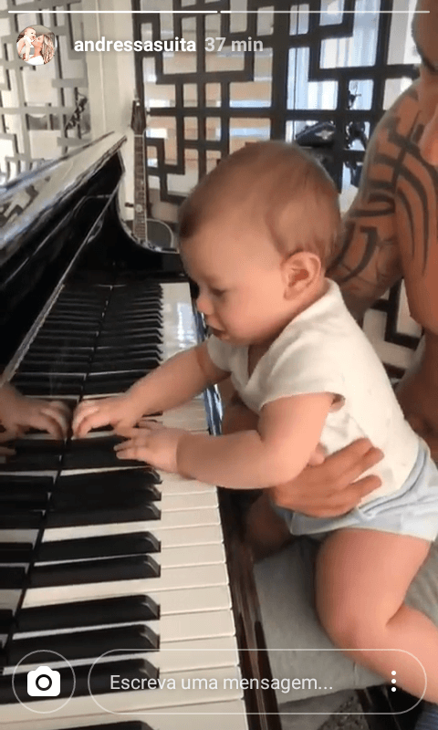 Filho de Gusttavo Lima dá show de fofura no piano