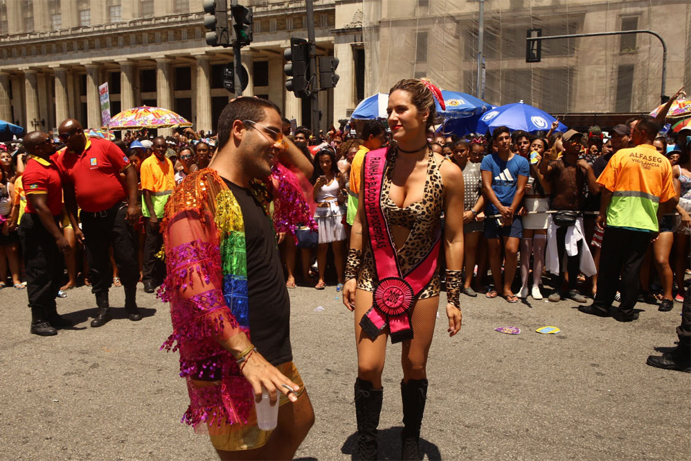 Anitta carrega multidão com seu Bloco das Poderosas