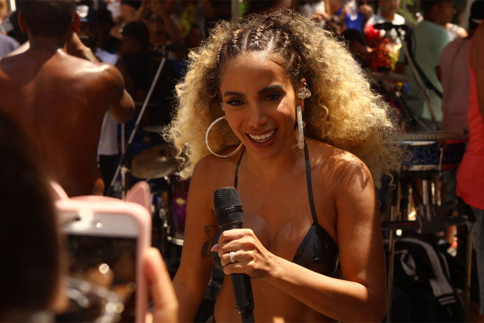 Anitta carrega multidão com seu Bloco das Poderosas