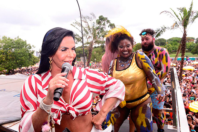 Sheila Mello arranca suspiros ao descer até o chão em bloco