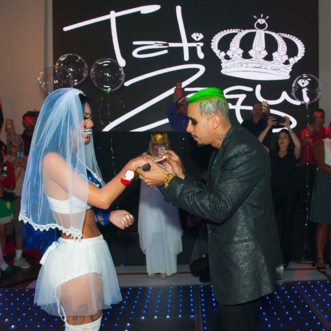 Tati Zaqui é pedida em casamento em festa