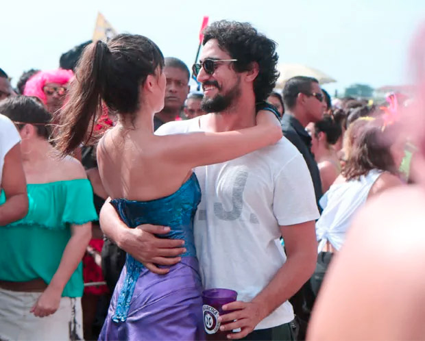Thaila Ayala e Renato Góes trocam beijos em bloco
