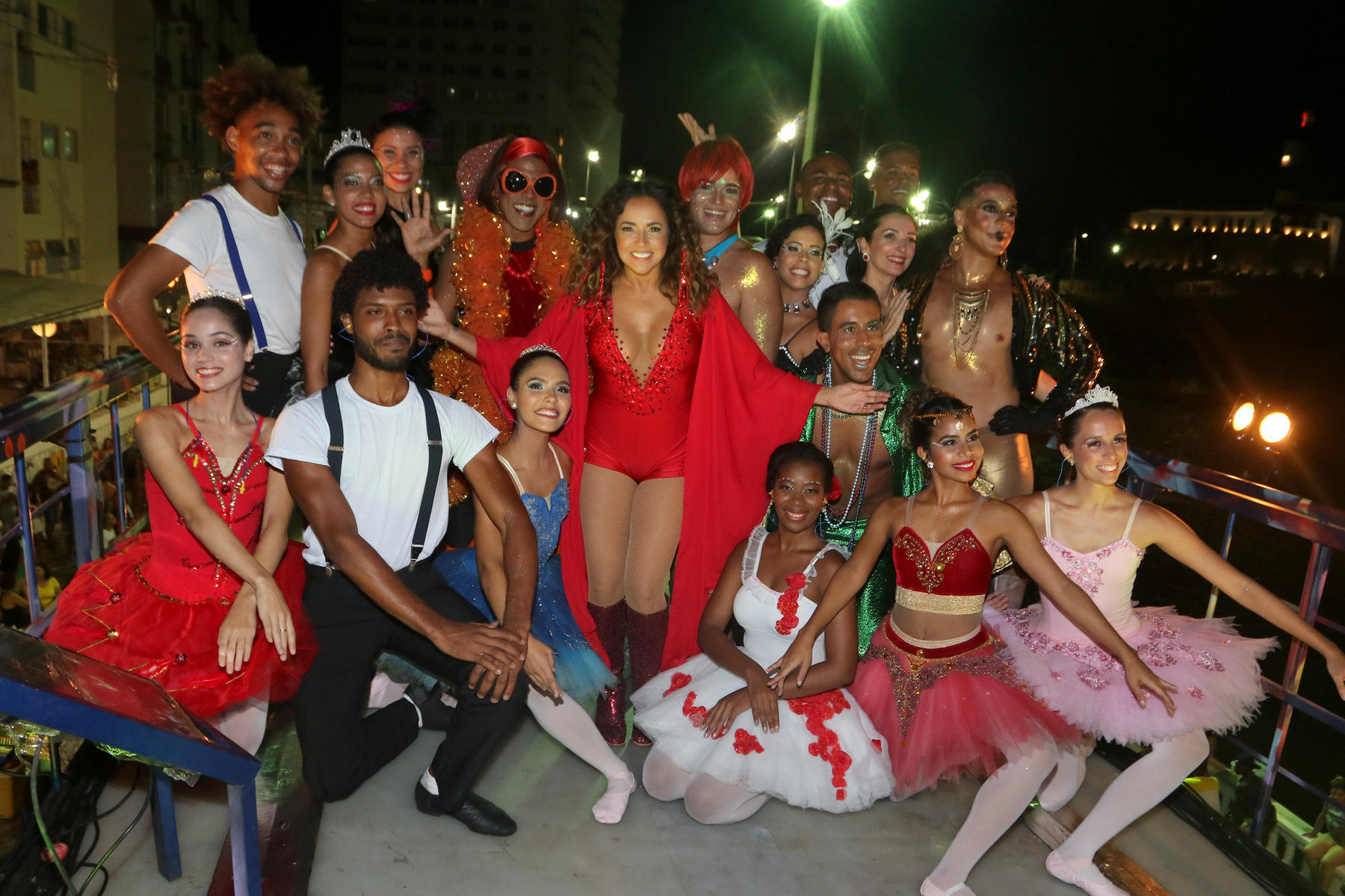 Com decotão, Daniela Mercury abre o carnaval no Barra Ondina