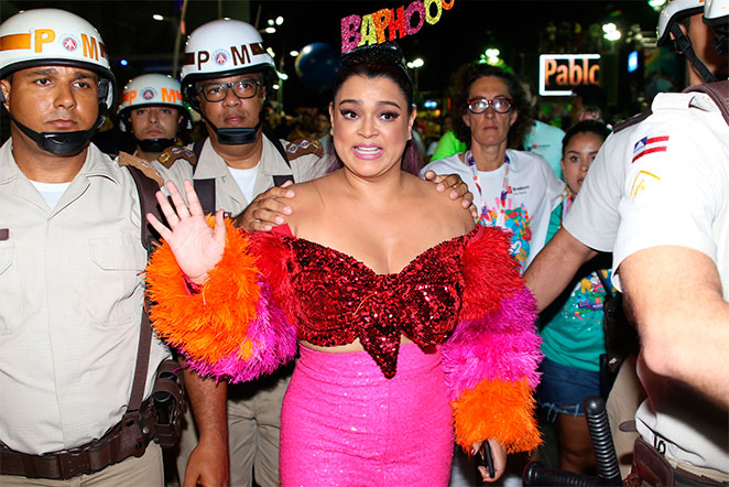 Toda trabalhada no pink, Preta Gil chega para show