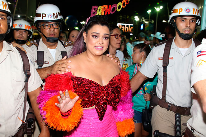 Toda trabalhada no pink, Preta Gil chega para show