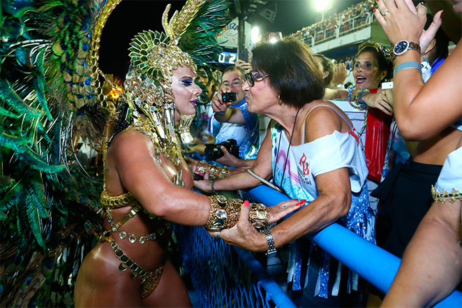 Viviane Araújo dá selinho na mãe durante desfile