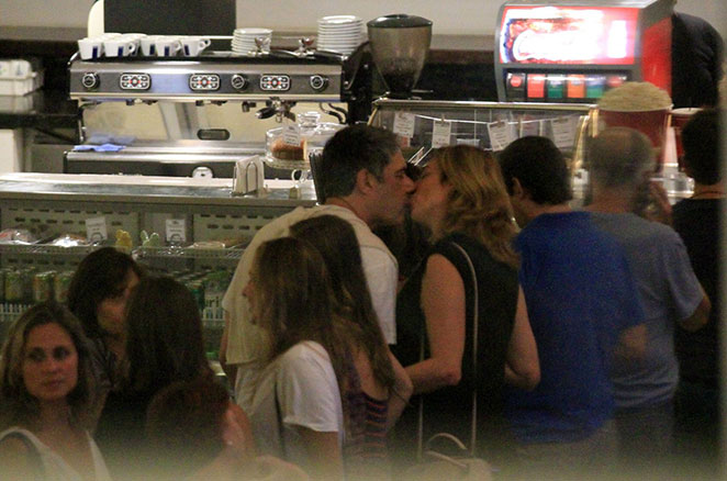 William Bonner troca beijos com amada na fila do cinema