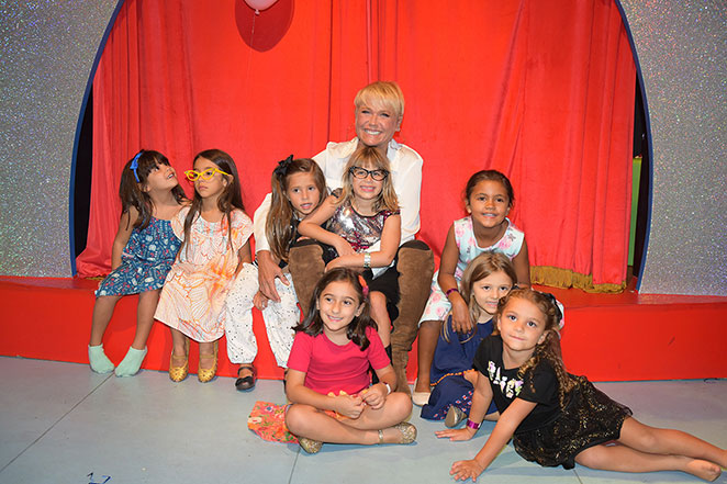 Xuxa volta a subir em sua 'nave' em festa 