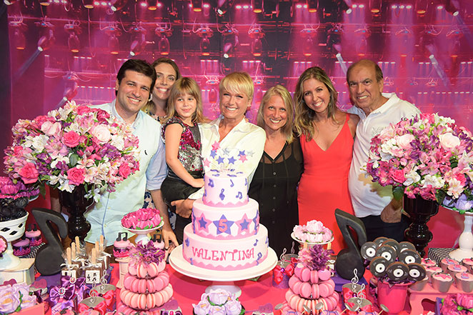 Xuxa volta a subir em sua 'nave' em festa 