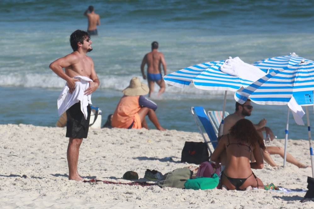 Bruno Gissoni e Yanna Lavigne curtem praia com herdeira