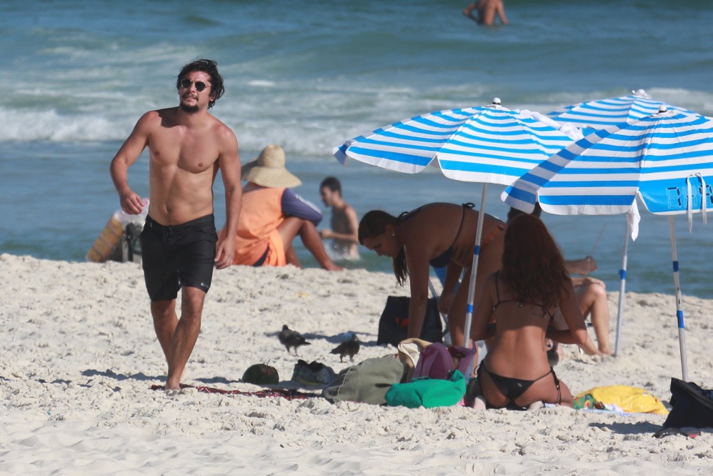 Bruno Gissoni e Yanna Lavigne curtem praia com herdeira