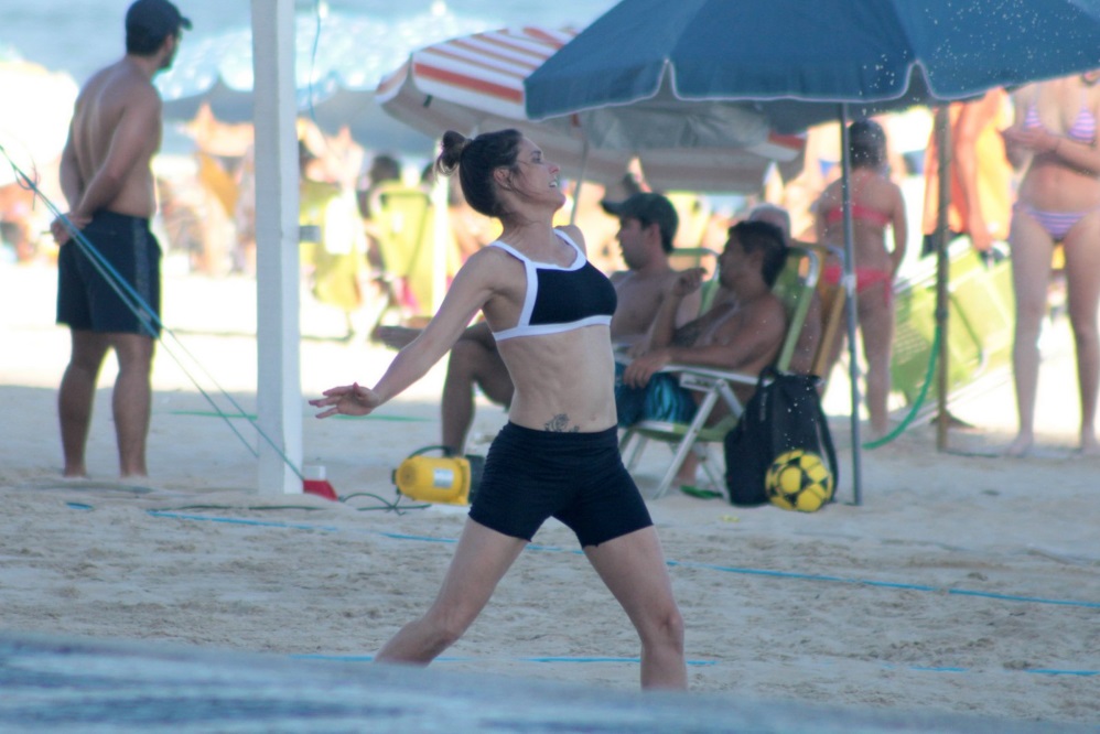 Fernanda Lima joga vôlei com amigos na praia