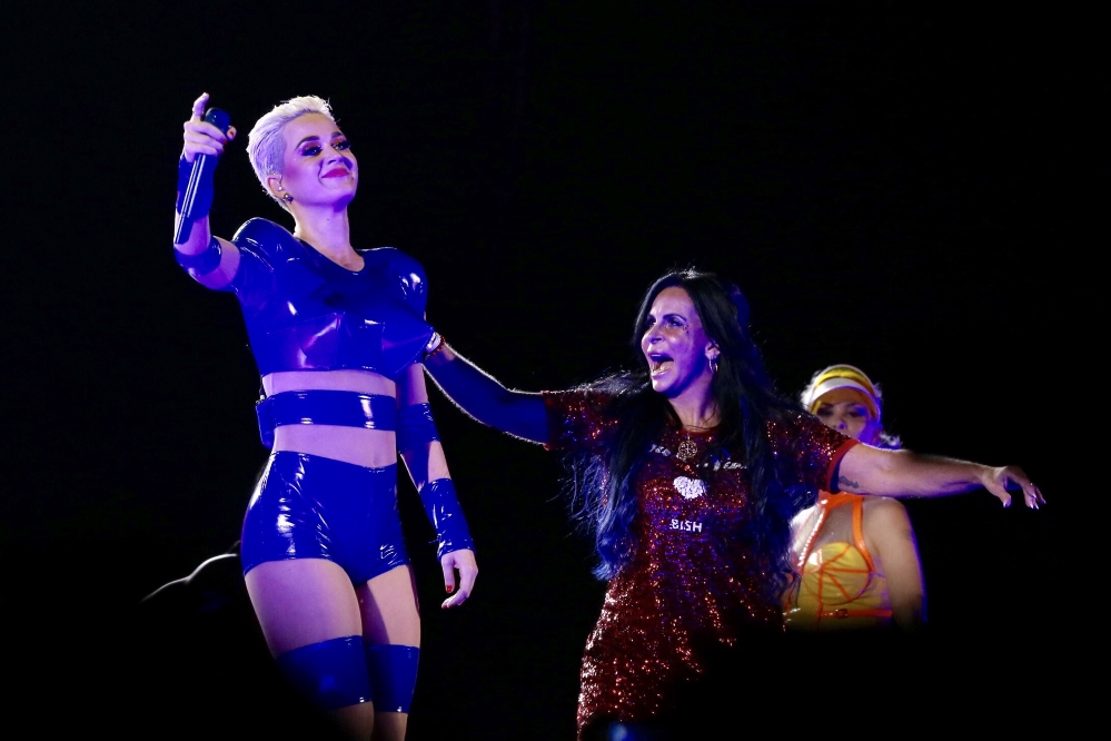 Gretchen é ovacionada em show da Katy Perry com estádio lotado