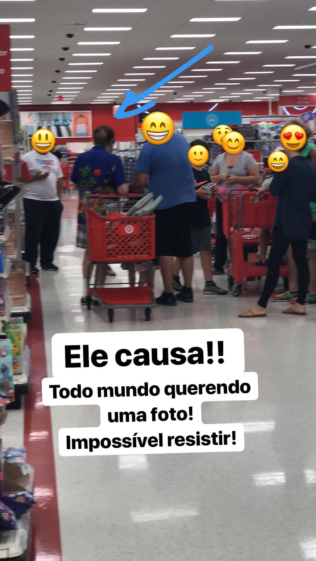 Silvio Santos é reconhecido por um grupo de brasileiros em supermercado dos EUA